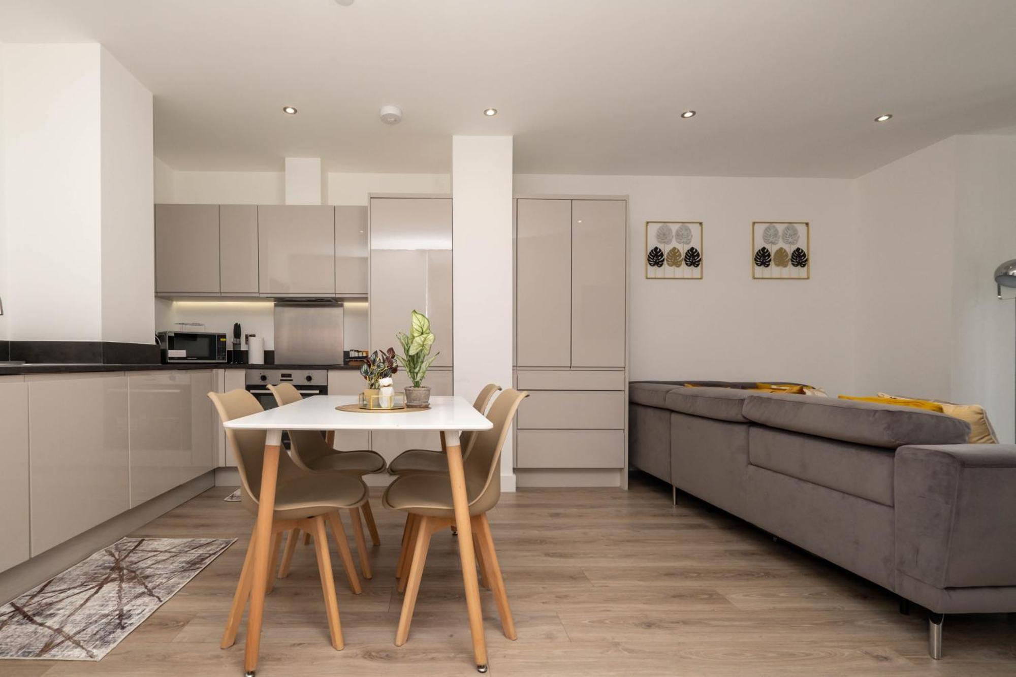 Brand New 2 Bedroom Apartment Centre Of Солихалл Экстерьер фото